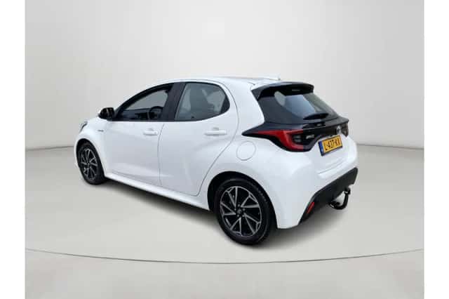 Toyota Yaris (2021) thumbnail 3