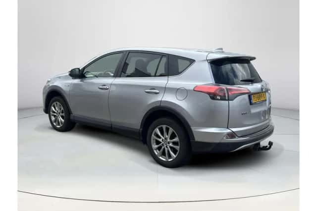 Toyota RAV4 (2017) thumbnail 3