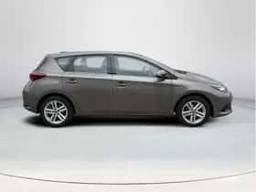Toyota Auris (2016) thumbnail 6