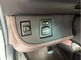 Toyota IQ (2011) thumbnail 17