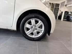 Toyota IQ (2011) thumbnail 21