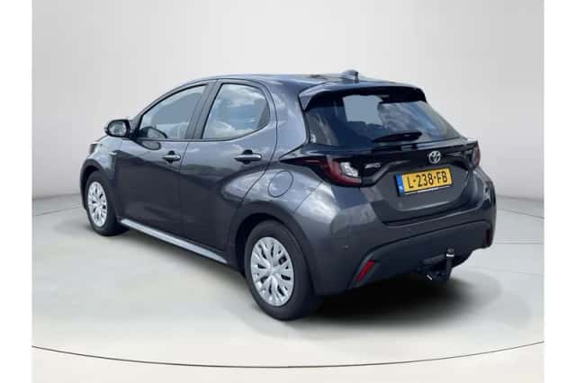 Toyota Yaris (2021) thumbnail 3