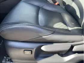 Toyota C-HR (2017) thumbnail 16