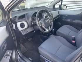 Toyota Yaris (2012) thumbnail 11