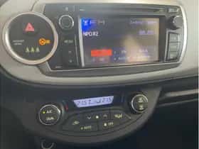 Toyota Yaris (2012) thumbnail 16