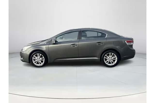 Toyota Avensis (2011) thumbnail 2