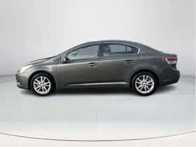 Toyota Avensis (2011) thumbnail 2