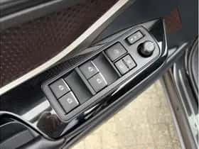 Toyota C-HR (2017) thumbnail 18