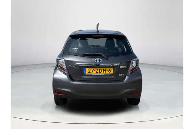 Toyota Yaris (2012) thumbnail 4