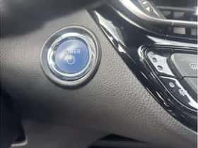 Toyota C-HR (2023) thumbnail 16