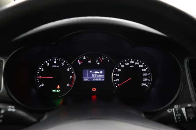 Kia Carens (2016) thumbnail 5