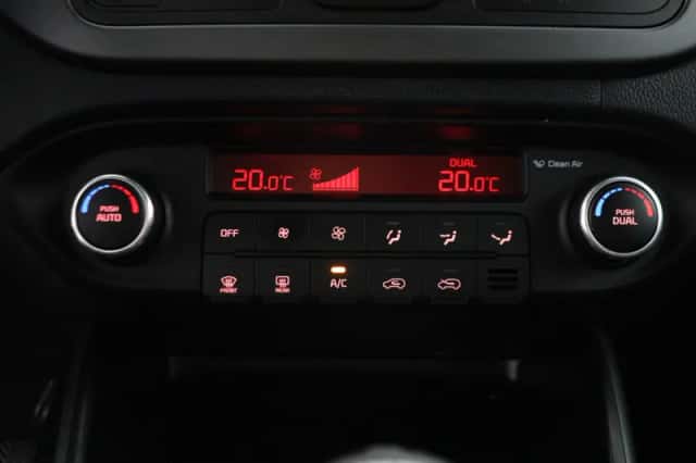 Kia Carens (2016) thumbnail 6