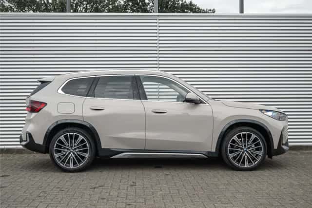BMW iX1 (2026) thumbnail 3