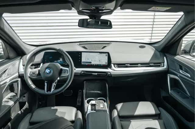BMW iX1 (2025) thumbnail 5