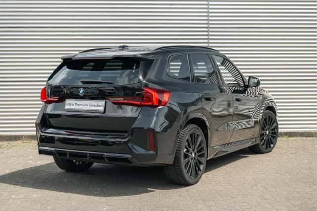 BMW iX1 (2023) thumbnail 2