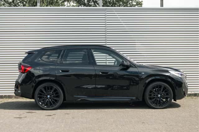BMW iX1 (2023) thumbnail 3
