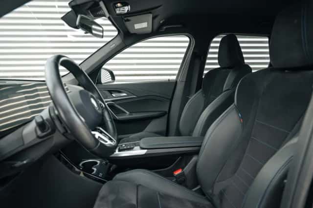 BMW iX1 (2023) thumbnail 4
