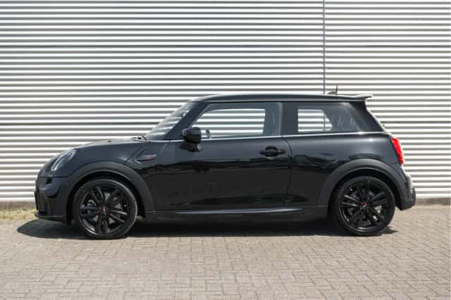 MINI Hatchback (2023) thumbnail 2