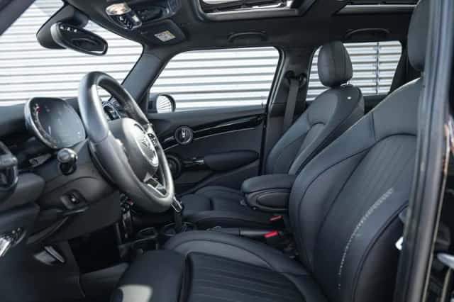 MINI Hatchback (2024) thumbnail 3