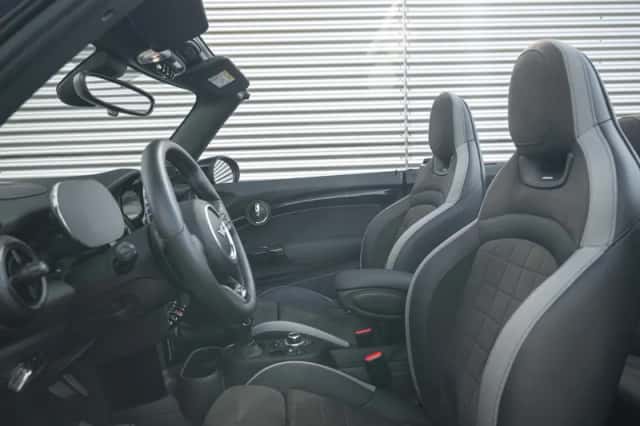 MINI Cabrio (2023) thumbnail 4