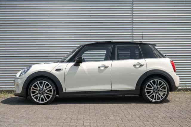 MINI Hatchback (2019) thumbnail 2