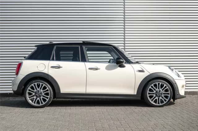 MINI Hatchback (2019) thumbnail 3
