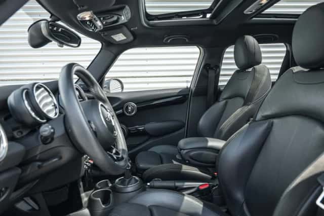 MINI Hatchback (2019) thumbnail 3