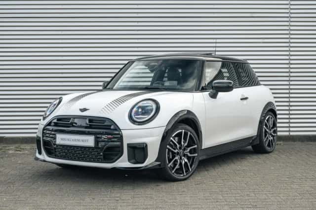 MINI Hatchback (2026) thumbnail 1
