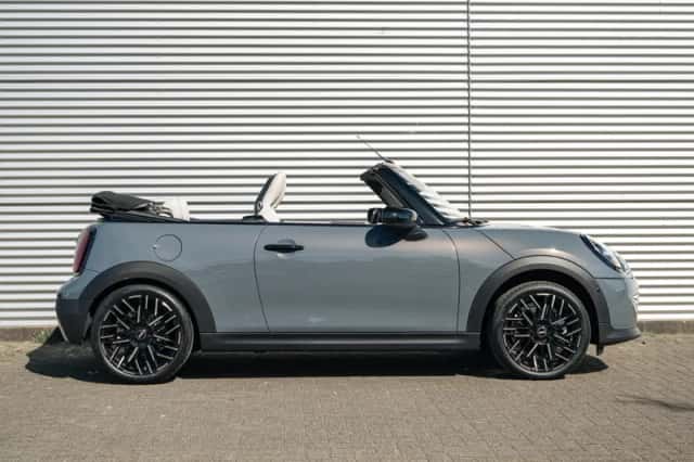 MINI Cabrio (2026) thumbnail 3