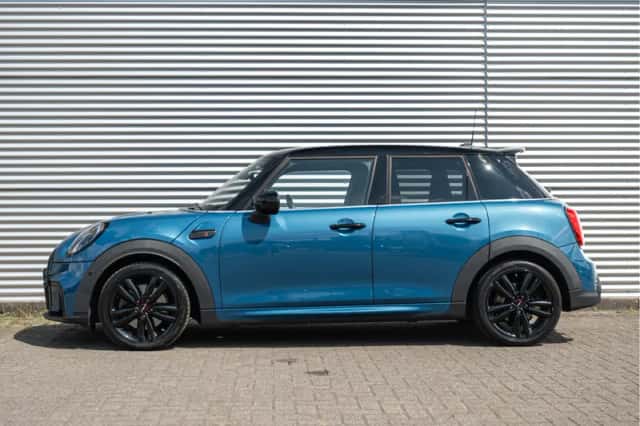 MINI Hatchback (2022) thumbnail 2