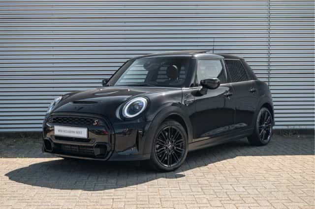 MINI Hatchback (2024) thumbnail 1