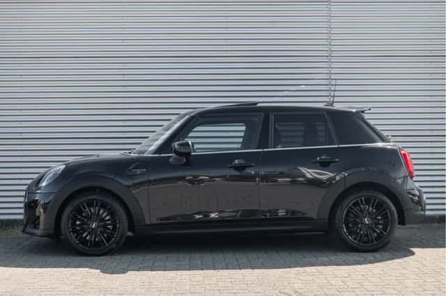 MINI Hatchback (2024) thumbnail 2