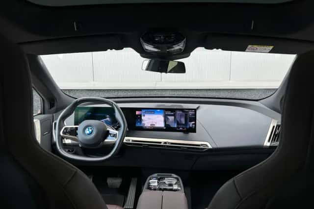 BMW iX (2022) thumbnail 3