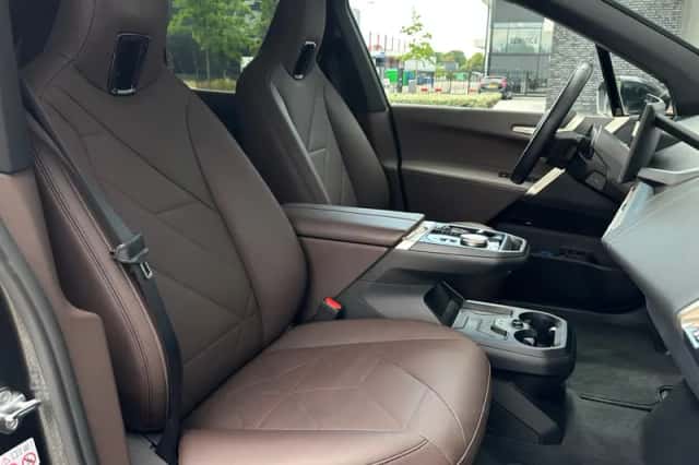 BMW iX (2022) thumbnail 5
