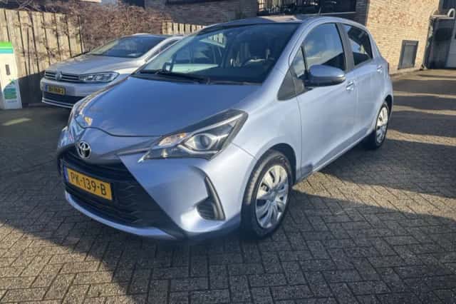 Toyota Yaris (2017) thumbnail 2