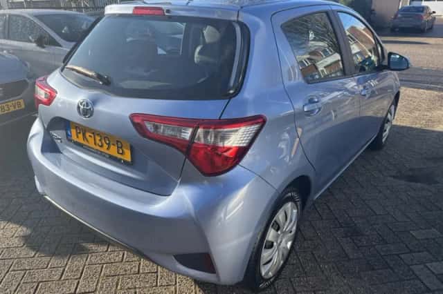 Toyota Yaris (2017) thumbnail 3