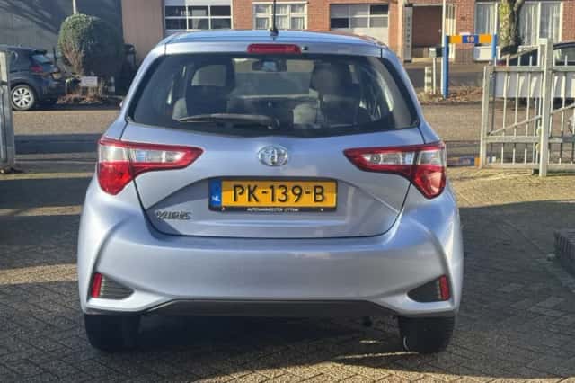 Toyota Yaris (2017) thumbnail 4