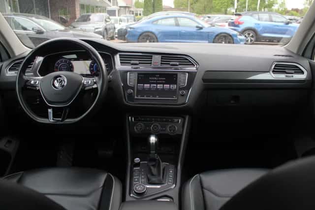 Volkswagen Tiguan (2016) thumbnail 2