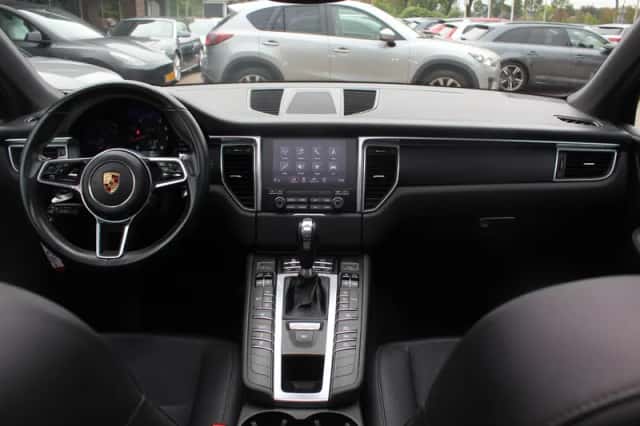 Porsche Macan (2017) thumbnail 2