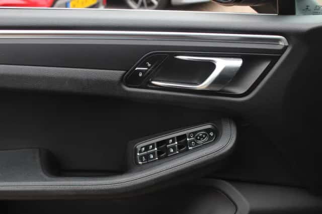 Porsche Macan (2017) thumbnail 31