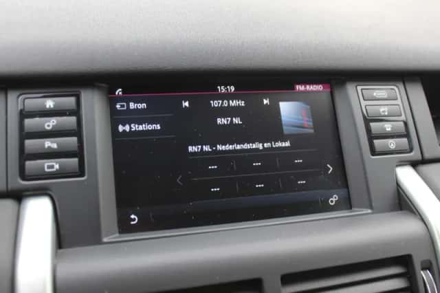 Land Rover Discovery Sport (2017) thumbnail 22