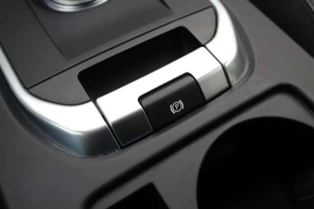 Land Rover Discovery Sport (2017) thumbnail 25