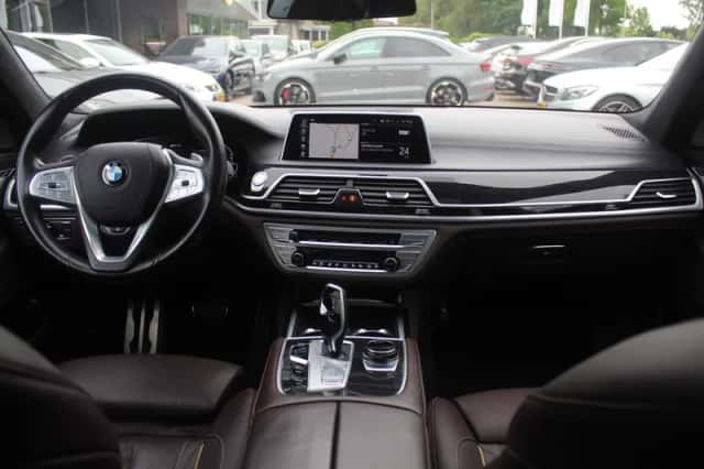 BMW 7-Serie (2019) thumbnail 2