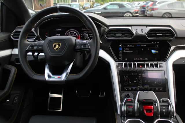 Lamborghini Urus (2020) thumbnail 9