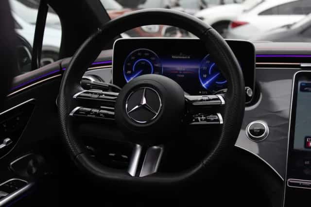 Mercedes-Benz EQE (2023) thumbnail 18