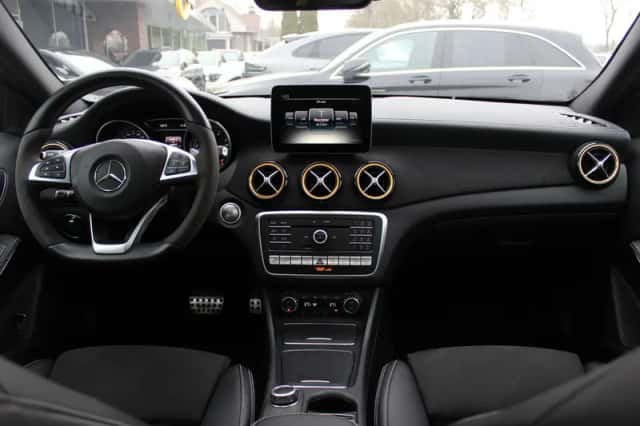 Mercedes-Benz GLA (2017) thumbnail 2