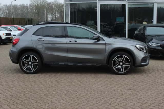 Mercedes-Benz GLA (2017) thumbnail 5