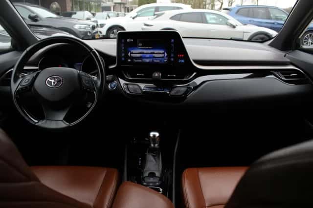 Toyota C-HR (2018) thumbnail 2