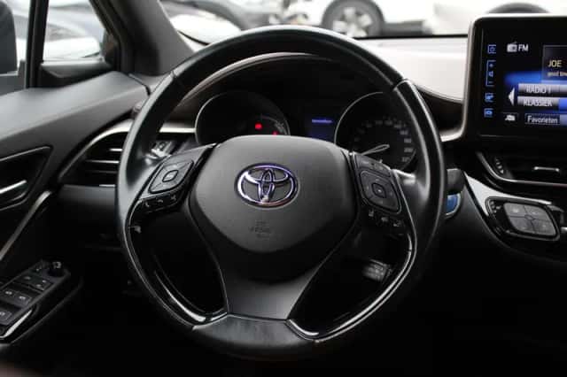 Toyota C-HR (2018) thumbnail 17