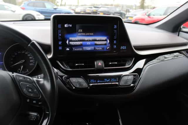 Toyota C-HR (2018) thumbnail 19